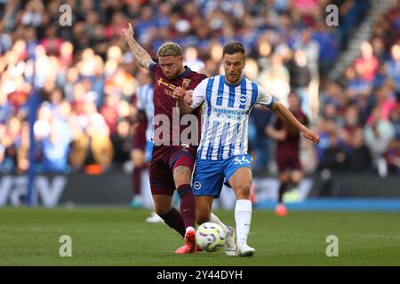 Wes Burns of Ipswich Town e Joel Veltman of Brighton & Hove Albion - Brighton & Hove Albion V Ipswich Town, Premier League, Amex Stadium, Brighton, Regno Unito - 14 settembre 2024 solo uso editoriale - si applicano restrizioni DataCo Foto Stock