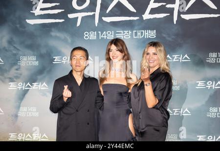 Lee Isaac Chung, Daisy Edgar-Jones e Ashley Jay Sandberg, 7 agosto 2024: (L-R) il regista Lee Isaac Chung, l'attrice Daisy Edgar-Jones e il produttore esecutivo Ashley Jay Sandberg partecipano a una chiamata dopo un'anteprima stampa del film "Twisters" a Seoul, Corea del Sud. Crediti: Lee Jae-won/AFLO/Alamy Live News Foto Stock