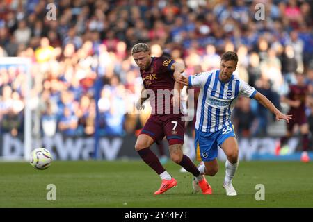 Wes Burns of Ipswich Town e Joel Veltman of Brighton & Hove Albion - Brighton & Hove Albion V Ipswich Town, Premier League, Amex Stadium, Brighton, Regno Unito - 14 settembre 2024 solo uso editoriale - si applicano restrizioni DataCo Foto Stock