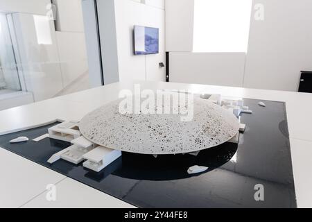 Saint Ouen, Parigi, Francia. 14 settembre 2024. Il Louvre Abu Dhabi, secondo la traslitterazione utilizzata dal museo nelle sue pubblicazioni ufficiali in francese 1, è un museo fondato nel 2017. Inaugurato l'8 novembre 2017 e aperto al pubblico l'11 novembre, questo museo, dipendente dal Museo del Louvre e ospitato in un'architettura affidata all'architetto francese Jean Nouvel, è stato creato dopo un accordo intergovernativo firmato il 6 marzo 2007 tra la Francia e l'Emirato di Abu Dhabi. Questo museo è una componente di un quartiere culturale in costruzione sull'isola di Saadiyat dove è Foto Stock