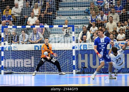 Dominik Kuzmanovic (VfL Gummersbach 1) pariert den Wurf von Tim Suton (TBV Lemgo Lippe 23) VfL Gummersbach vs. TBV Lemgo Lippe, Handball, Daikin 1. Bundesliga, 2. Spieltag, Spielzeit 2024-2025, Schwalbe Arena Gummersbach, 15,09.2024 foto: Eibner-Pressefoto/Juergen Augst Foto Stock