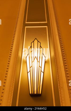 Inghilterra, Kent, Whitstable, Peter Cushing Wetherspoon Pub, applique Art Deco Foto Stock