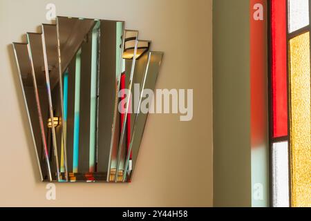 Inghilterra, Kent, Whitstable, The Peter Cushing Wetherspoon Pub, Art Deco Wall Mirror Foto Stock