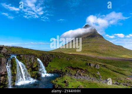 Vista del monte Kirkjufell e della cascata Kirkjufellsfoss a Grundarfjordur nella penisola di Snaefellsnes in Islanda Foto Stock