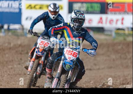 Agios Sozomenos, Cipro - 11 febbraio 2024: Pilota professionista di motocross in testa alla gara su una pista sterrata durante il campionato Cipro MX-Pro Foto Stock