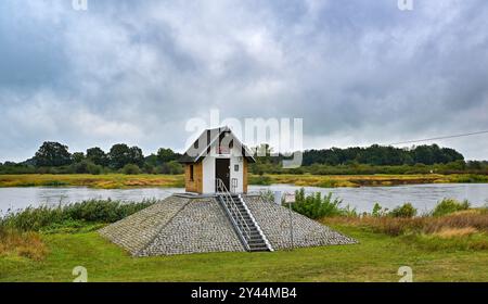 16 settembre 2024, Brandeburgo, Ratzdorf: 2,74 metri di livello dell'acqua in mostra presso il gauge House sul fiume confine tedesco-polacco Oder. Il livello dell'acqua dell'Oder qui, alla confluenza dei fiumi Neisse e Oder, è salito di circa un metro in due giorni a 2,74 metri (a partire dal 16.09.2024, 12.00). I livelli dell'acqua nelle isole Neisse, Oder e Elba continuano a salire. In Polonia, Repubblica ceca e Austria la situazione sta già peggiorando drammaticamente. Nei prossimi giorni potrebbero verificarsi inondazioni su alcuni fiumi del Brandeburgo. L'Ufficio di Stato per l'ambiente (LfU) si aspetta drastica Foto Stock