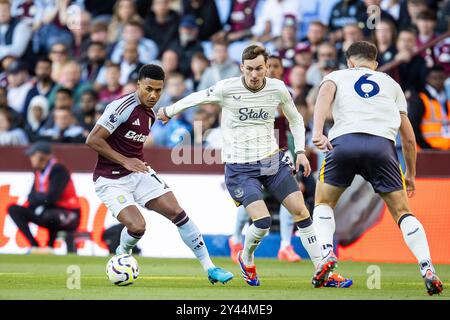 L'attaccante dell'Aston Villa Ollie Watkins (11) combatte per il possesso durante la partita di Premier League tra Aston Villa e Everton a Villa Park, Birmingham, Inghilterra, il 14 settembre 2024. Foto Manjit Narotra/ProSportsImages/DPPI Foto Stock