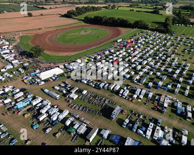 Circuito automobilistico britannico di serie autograss vicino a Monkland Herefordshire Regno Unito nel settembre 2024 - veduta aerea con drone Foto Stock