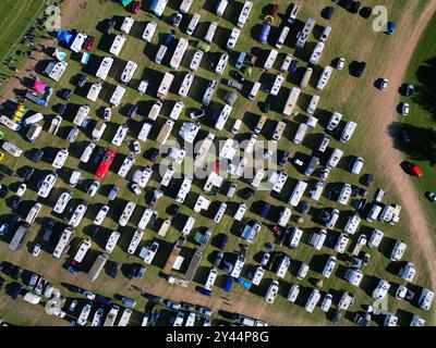 I concorrenti delle corse automobilistiche di Autograss, i camper e i veicoli di supporto parcheggiati in loco per le corse Foto Stock
