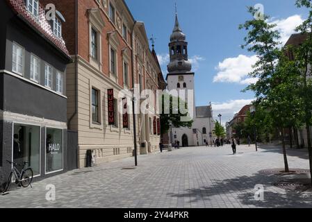 Ammira le piazze Budolfi fino al museo storico e ai negozi e alla cattedrale Budolfi di Aalborg Danimarca Foto Stock