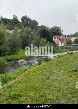 DATA DI REGISTRAZIONE NON INDICATA Ostsachsen - Amtliche UNWETTERWARNUNG vor ERGIEBIGEM DAUERREGEN 13.09.2024 Bautzen, Spree Fotograf: LausitzNews.de Unwetterwarnung für den Bereich Ostsachsen: Es tritt ergiebiger Dauerregen wechselnder Intensität auf. Dabei werden Niederschlagsmengen zwischen 50 l/m und 70 l/m erwartet. Gefahr für Leib und Leben durch Überflutungen von Straßen/Unterführungen sowie gewässernahen Gebäuden mögliche Erdrutsche. Handlungsempfehlungen: überflutete und gefährdete Abschnitte meiden Verhalten im Straßenverkehr anpassen, Behinderungen auf Verkehrswegen einplanen gggf. Vorbeugend ho Foto Stock