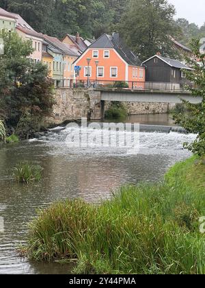 DATA DI REGISTRAZIONE NON INDICATA Ostsachsen - Amtliche UNWETTERWARNUNG vor ERGIEBIGEM DAUERREGEN 13.09.2024 Bautzen, Spree Fotograf: LausitzNews.de Unwetterwarnung für den Bereich Ostsachsen: Es tritt ergiebiger Dauerregen wechselnder Intensität auf. Dabei werden Niederschlagsmengen zwischen 50 l/m und 70 l/m erwartet. Gefahr für Leib und Leben durch Überflutungen von Straßen/Unterführungen sowie gewässernahen Gebäuden mögliche Erdrutsche. Handlungsempfehlungen: überflutete und gefährdete Abschnitte meiden Verhalten im Straßenverkehr anpassen, Behinderungen auf Verkehrswegen einplanen gggf. Vorbeugend ho Foto Stock