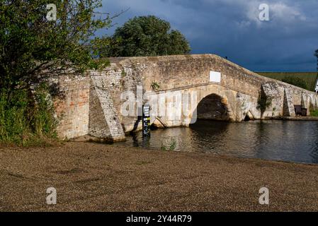 Ponte medievale di Potter Heigham sul fiume Thurne 13° c, in mattoni e pietra, ponte a tre archi, arco centrale arrotondato su due lati, punta North Norfolk Bro Foto Stock