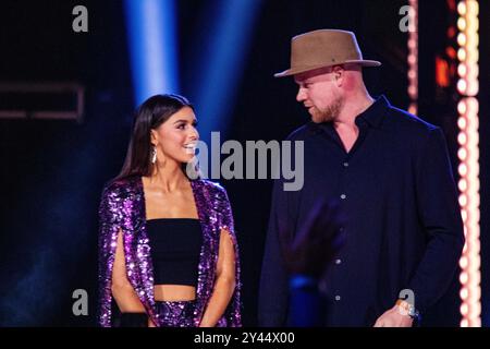 Edmonton, Canada. 14 settembre 2024. Nel 2023, Hailey Benedict, vincitore del premio Sirius XM Canada Top of the Country, presenta il vincitore del 2024 Zack McPhee ai Canadian Country Music Association Awards di Rexall Place. Credito: SOPA Images Limited/Alamy Live News Foto Stock