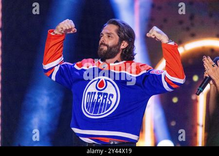 Edmonton, Canada. 14 settembre 2024. Thomas Rhett mostra la sua nuova maglia Edmonton Oilers ai Canadian Country Music Association Awards di Rexall Place. Credito: SOPA Images Limited/Alamy Live News Foto Stock