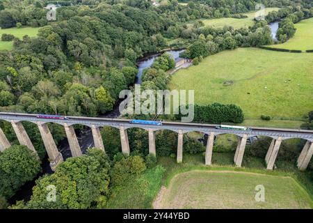 Le barche strette passano sopra l'acquedotto Pontcysyllte nel Galles del Nord, le sue 19 campate in ghisa portano il corso d'acqua a 126 piedi / 38,4 metri sopra il fiume. Foto Stock