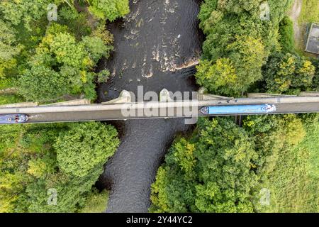 Le barche strette passano sopra l'acquedotto Pontcysyllte nel Galles del Nord, le sue 19 campate in ghisa portano il corso d'acqua a 126 piedi / 38,4 metri sopra il fiume. Foto Stock