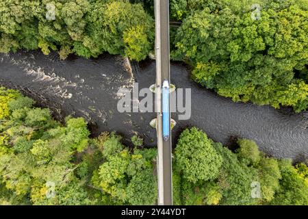 Le barche strette passano sopra l'acquedotto Pontcysyllte nel Galles del Nord, le sue 19 campate in ghisa portano il corso d'acqua a 126 piedi / 38,4 metri sopra il fiume. Foto Stock