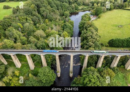 Le barche strette passano sopra l'acquedotto Pontcysyllte nel Galles del Nord, le sue 19 campate in ghisa portano il corso d'acqua a 126 piedi / 38,4 metri sopra il fiume. Foto Stock
