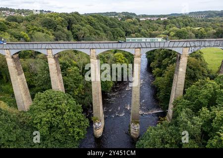 Le barche strette passano sopra l'acquedotto Pontcysyllte nel Galles del Nord, le sue 19 campate in ghisa portano il corso d'acqua a 126 piedi / 38,4 metri sopra il fiume. Foto Stock