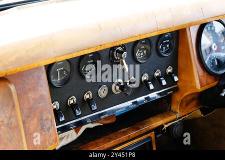 Primo piano del cruscotto di un Daimler V8 1966 MK2 - John Gollop Foto Stock