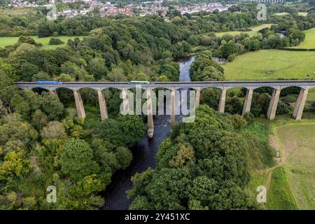 Le barche strette passano sopra l'acquedotto Pontcysyllte nel Galles del Nord, le sue 19 campate in ghisa portano il corso d'acqua a 126 piedi / 38,4 metri sopra il fiume. Foto Stock