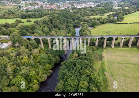Le barche strette passano sopra l'acquedotto Pontcysyllte nel Galles del Nord, le sue 19 campate in ghisa portano il corso d'acqua a 126 piedi / 38,4 metri sopra il fiume. Foto Stock