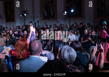 Karina Bond Show durante la London Fashion Week, 14 settembre 2024 Foto Stock