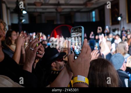 Karina Bond Show durante la London Fashion Week, 14 settembre 2024 Foto Stock