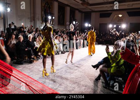 Karina Bond Show durante la London Fashion Week, 14 settembre 2024 Foto Stock