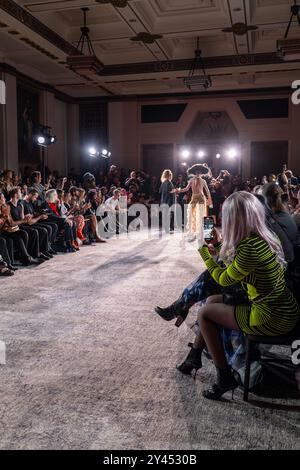 Karina Bond Show durante la London Fashion Week, 14 settembre 2024 Foto Stock