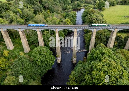 Le barche strette passano sopra l'acquedotto Pontcysyllte nel Galles del Nord, le sue 19 campate in ghisa portano il corso d'acqua a 126 piedi / 38,4 metri sopra il fiume. Foto Stock