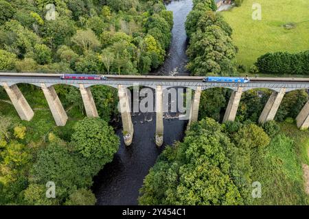 Le barche strette passano sopra l'acquedotto Pontcysyllte nel Galles del Nord, le sue 19 campate in ghisa portano il corso d'acqua a 126 piedi / 38,4 metri sopra il fiume. Foto Stock