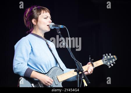 ANGEL OLSEN, GIOVANE, UOMO VERDE FESTIVAL 2014: Un giovane Angel Olsen che suona una chitarra Gibson nera dal vivo sul Mountain Stage al Green Man Festival 2014 al Glanusk Park, Brecon, Galles, agosto 2014. Foto: Rob Watkins. INFO: Angel Olsen è una cantautrice americana nota per la sua voce potente, emotiva e il suono che fonde influenze indie rock, folk e country. La sua musica esplora temi di amore, sentimento e scoperta di sé, con testi grezzi e introspettivi e melodie inquietanti. Foto Stock