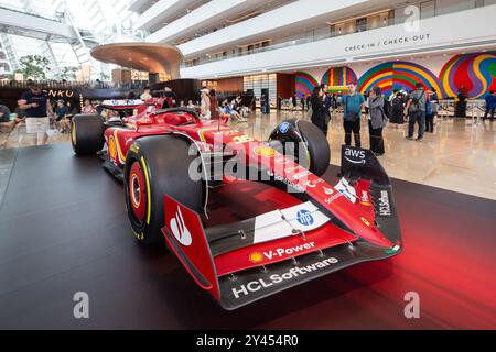 16 settembre 2024. Scuderia Ferrari Formula 1 modello di auto sportiva SF-24 in mostra presso l'hobby dell'hotel Marina Bay Sands. Singapore. Foto Stock