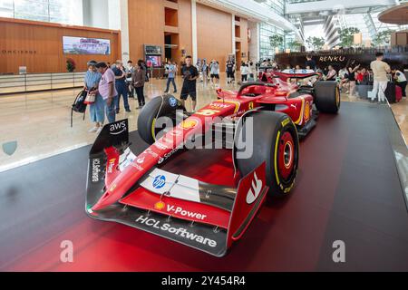 16 settembre 2024. Scuderia Ferrari Formula 1 modello di auto sportiva SF-24 in mostra presso l'hobby dell'hotel Marina Bay Sands. Singapore. Foto Stock