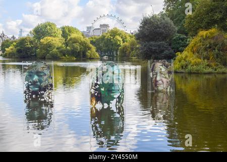 Londra, Regno Unito. 16 settembre 2024. La lotteria Nazionale celebra il suo 30° anniversario con un'installazione nel lago di St James's Park. Progettato dall'artista Luis Gomez de Teran, presenta ritratti di sette "game changers" che hanno utilizzato i fondi della lotteria nazionale per un "impatto trasformativo nelle loro comunità": Ed Parker, Trevor Lyttleton, Dame Laura Lee, Sandra Igwe, Marcus Fair, Javeno McLean e Conor Largey. Crediti: Vuk Valcic/Alamy Live News Foto Stock