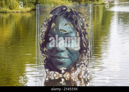 Londra, Regno Unito. 16 settembre 2024. La lotteria Nazionale celebra il suo 30° anniversario con un'installazione nel lago di St James's Park. Progettato dall'artista Luis Gomez de Teran, presenta ritratti di sette "game changers" che hanno utilizzato i fondi della lotteria nazionale per un "impatto trasformativo nelle loro comunità": Ed Parker, Trevor Lyttleton, Dame Laura Lee, Sandra Igwe, Marcus Fair, Javeno McLean e Conor Largey. Crediti: Vuk Valcic/Alamy Live News Foto Stock