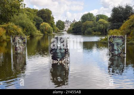 Londra, Regno Unito. 16 settembre 2024. La lotteria Nazionale celebra il suo 30° anniversario con un'installazione nel lago di St James's Park. Progettato dall'artista Luis Gomez de Teran, presenta ritratti di sette "game changers" che hanno utilizzato i fondi della lotteria nazionale per un "impatto trasformativo nelle loro comunità": Ed Parker, Trevor Lyttleton, Dame Laura Lee, Sandra Igwe, Marcus Fair, Javeno McLean e Conor Largey. Crediti: Vuk Valcic/Alamy Live News Foto Stock