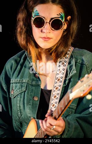 FARAO, CONCERTO, GREEN MAN FESTIVAL 2014: Cantante norvegese Farao – vero nome Kari Jahnsen – suonare una chitarra Danelectro dal vivo al XXXX Stage al Green Man Festival 2014 al Glanusk Park, Brecon, Galles, agosto 2014. Foto: Rob Watkins. INFO: Farao è il progetto musicale della cantautrice norvegese Kari Jahnsen, nota per la sua eterea voce e il suono che unisce folk, elettronica e pop sperimentale. La sua musica presenta una produzione intricata, sinfoni sognanti e testi introspettivi, creando un'esperienza inquietante e suggestiva. Foto Stock