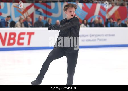 San Pietroburgo, Russia. 15 settembre 2024. Evgeni Semenenkoin azione durante la corsa di un programma arbitrario tra gli uomini durante l'esecuzione di prove di pattinatori di figura russi presso il complesso sportivo di Yubileyny. (Foto di Maksim Konstantinov/SOPA Images/Sipa USA) credito: SIPA USA/Alamy Live News Foto Stock