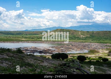 Lago Katwe nel Queen Elizabeth Ntional Park Uganda. Da tempo imemoriale, la gente del posto ha scavato il sale nel lago cratere. Da considerare Foto Stock