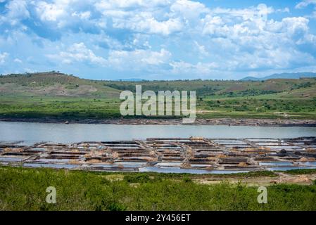 Lago Katwe nel Queen Elizabeth Ntional Park Uganda. Da tempo imemoriale, la gente del posto ha scavato il sale nel lago cratere. Da considerare Foto Stock