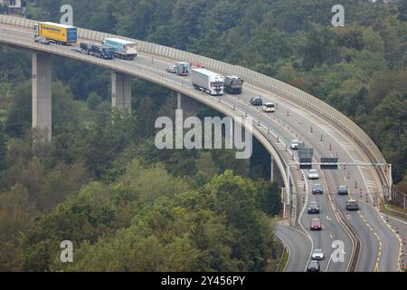 Verkehrswesen im Siegerland, Autobahnzubringer, Autobahnauffahrt, Autobahnabfahrt zur, von der A45 bei Siegen an der Eiserfelder Str., Fahrtrichtung Frankfurt a.M., Koeln Köln und Dortmund. Der Autobahnzubringer wird instandgesetzt. Der Verkehr laeuft läuft jeweils nur noch einspurig. Sicherheitsbaken stehen auf der Bruecke Brücke. Verkehrswesen im Siegerland AM 16.09.2024 a Siegen/Deutschland. *** Traffico nella Siegerland, autostrada, accesso all'autostrada, uscita autostradale per, dalla A45 vicino a Siegen in Eiserfelder Str , direzione Francoforte a M , Colonia Colonia e Dortmund il costo dell'autostrada Foto Stock