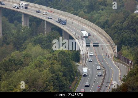 Verkehrswesen im Siegerland, Autobahnzubringer, Autobahnauffahrt, Autobahnabfahrt zur, von der A45 bei Siegen an der Eiserfelder Str., Fahrtrichtung Frankfurt a.M., Koeln Köln und Dortmund. Der Autobahnzubringer wird instandgesetzt. Der Verkehr laeuft läuft jeweils nur noch einspurig. Sicherheitsbaken stehen auf der Bruecke Brücke. Verkehrswesen im Siegerland AM 16.09.2024 a Siegen/Deutschland. *** Traffico nella Siegerland, autostrada, accesso all'autostrada, uscita autostradale per, dalla A45 vicino a Siegen in Eiserfelder Str , direzione Francoforte a M , Colonia Colonia e Dortmund il costo dell'autostrada Foto Stock