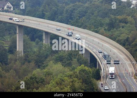 Verkehrswesen im Siegerland, Autobahnzubringer, Autobahnauffahrt, Autobahnabfahrt zur, von der A45 bei Siegen an der Eiserfelder Str., Fahrtrichtung Frankfurt a.M., Koeln Köln und Dortmund. Der Autobahnzubringer wird instandgesetzt. Der Verkehr laeuft läuft jeweils nur noch einspurig. Sicherheitsbaken stehen auf der Bruecke Brücke. Verkehrswesen im Siegerland AM 16.09.2024 a Siegen/Deutschland. *** Traffico nella Siegerland, autostrada, accesso all'autostrada, uscita autostradale per, dalla A45 vicino a Siegen in Eiserfelder Str , direzione Francoforte a M , Colonia Colonia e Dortmund il costo dell'autostrada Foto Stock
