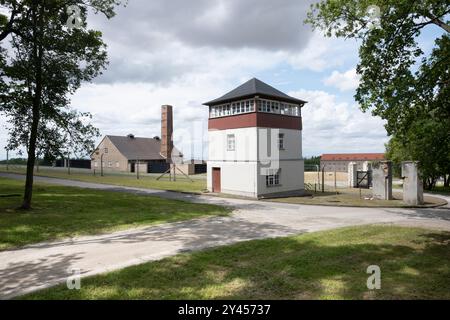 Campo di concentramento di Buchenwald. Crematorio a sinistra, accanto ad essa la torre di guardia con cancello d'ingresso a destra, recintata con filo spinato Foto Stock