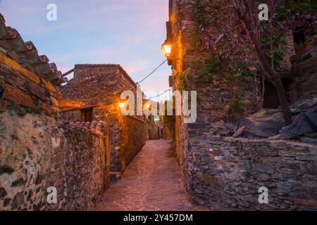 Street, Vista notte. Patones de Arriba, provincia di Madrid, Spagna. Foto Stock