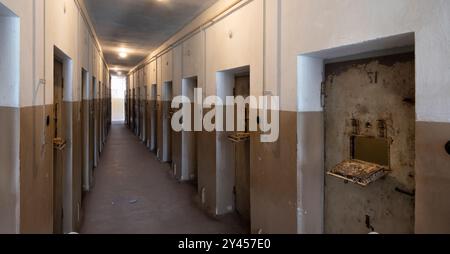 Vista interna dell'edificio della cella di detenzione, o "Bunker" nel campo di concentramento di Buchenwald. Concentrati sulla porta a destra Foto Stock