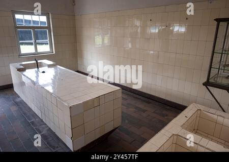 Sala di dissezione nel campo di concentramento di Buchenwald. Qui furono estratti i denti dorati dei morti e gli organi furono rimossi come esemplari anatomici Foto Stock